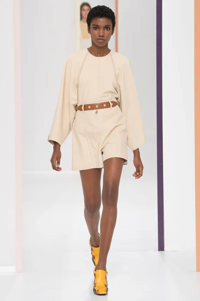 Look 16
